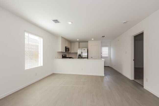 Photo - 1715 Crossbill St