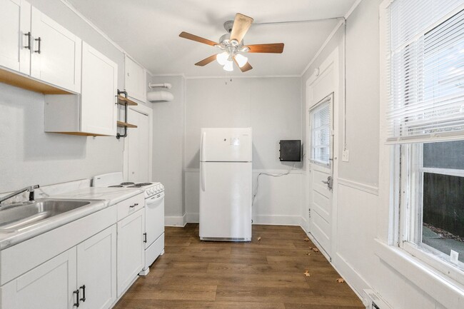 Building Photo - One bedroom available for a move in right ... Unit 1006 Runnion Ave Apt.102 Fort Wayne, IN 46808