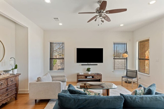 Photo - 1803 E 18th St Unidad ID1254575P