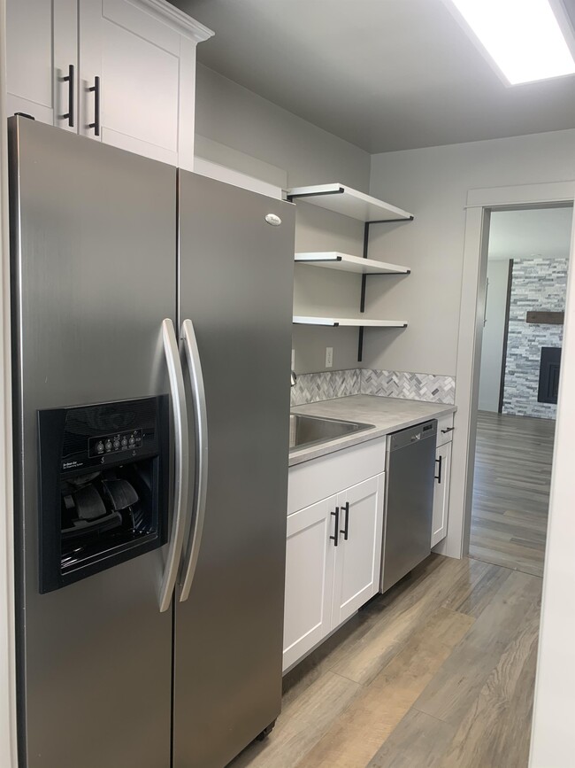 Photo - 639 NW Elm Ave