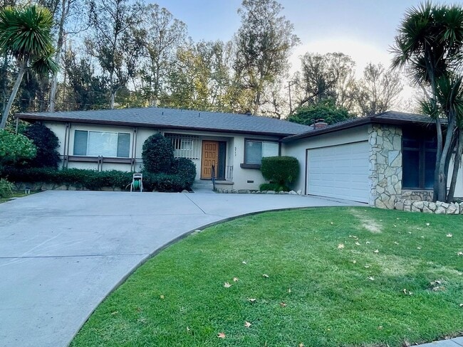 Building Photo - Spacious updated home in Hidden Valley nei...