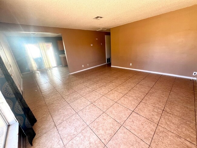6001 Mariposa Ave