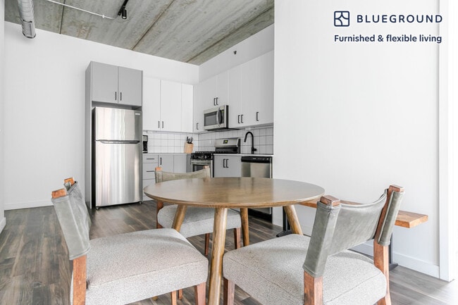 Photo - 61 W Erie St Unidad FL2-ID1398