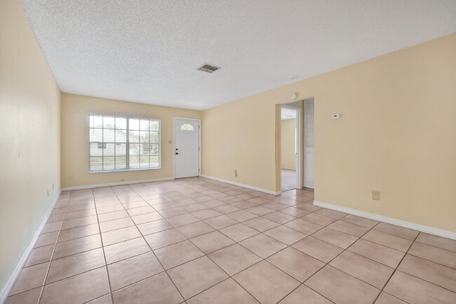Photo - "Charming 2-Bed, 2-Bath Townhouse Retreat in Orlando's Heart - 1010 Sq Ft of Comfort!"