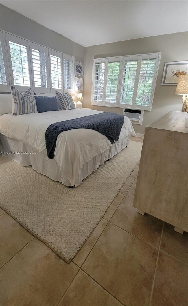 Building Photo - 624 Orton Ave Unit 19