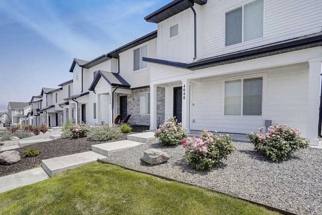 EXTERIOR | LITTLE VALLEY TOWNHOMES
