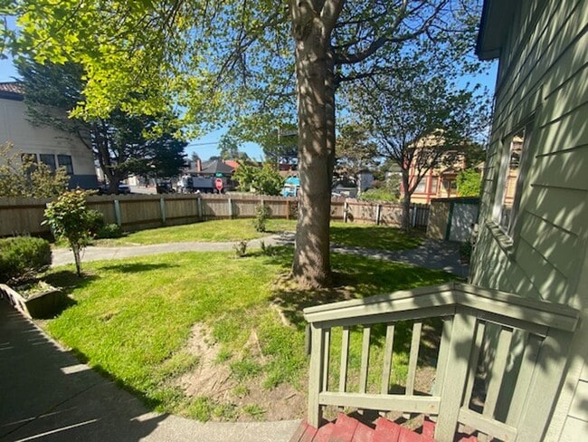 Building Photo - 1021 E St Unit A