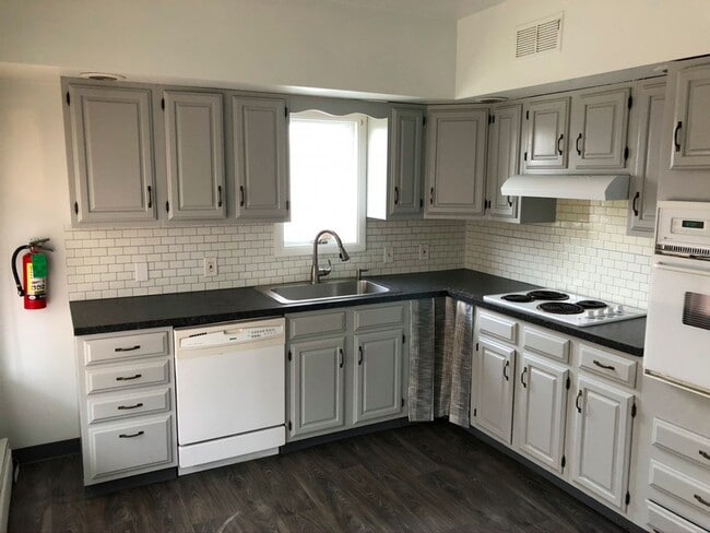 Building Photo - 153 Main St Unit 2nd Floor  WHITE 85