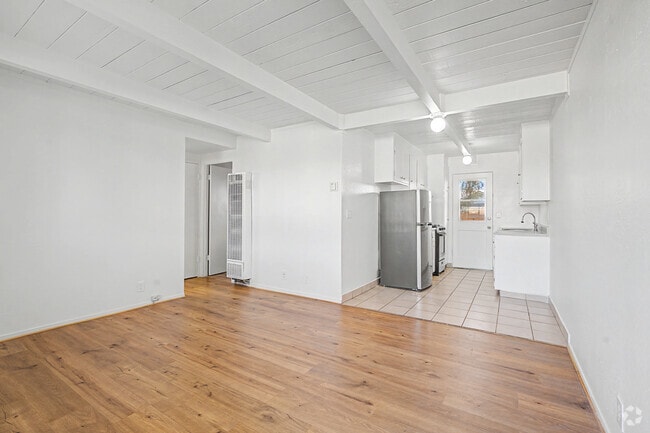 1 habitación, 1 baño - 425 pies cuadrados - Sala de estar - 1132-1136 Phoenix Ave