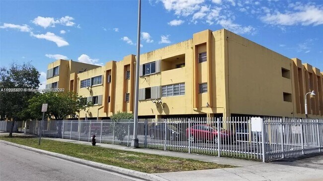 Photo - 1555 W 44th Pl Unidad 221B
