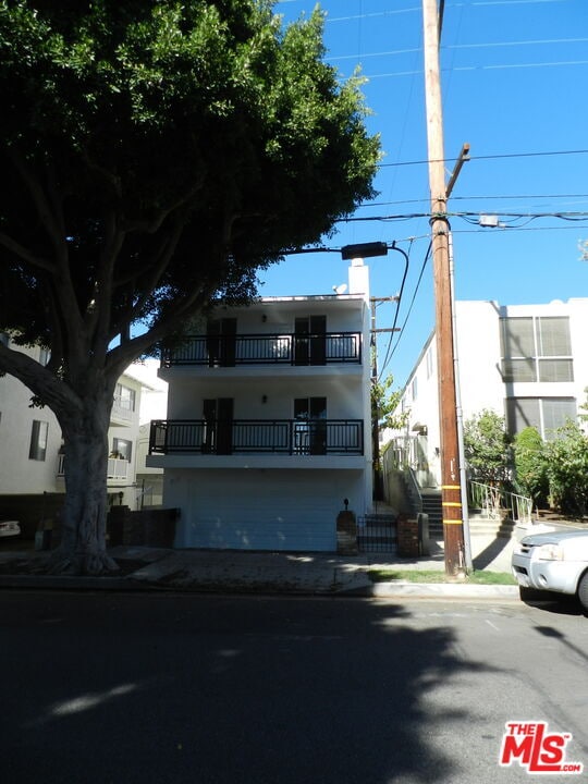 Building Photo - 2711 Arizona Ave