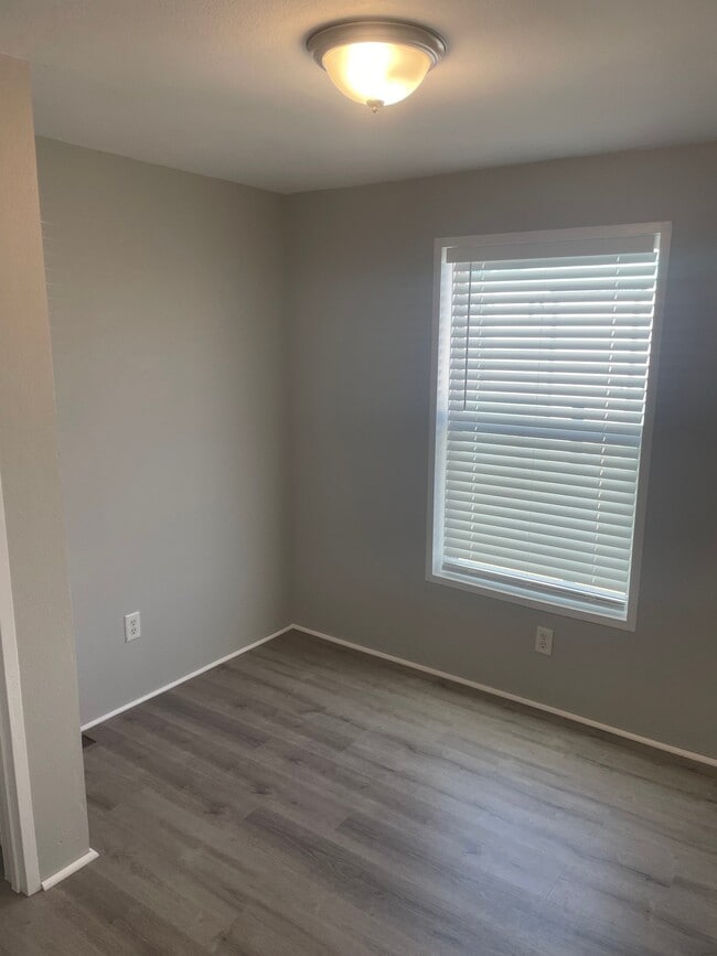 Photo - 2010 River Dr N