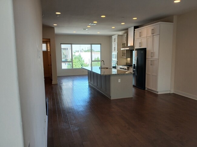 Building Photo - 135 W Live Oak Ave Unit I Rental