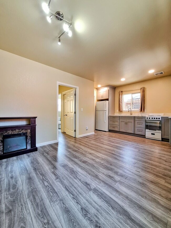 Photo - 682 S Genevieve Ln