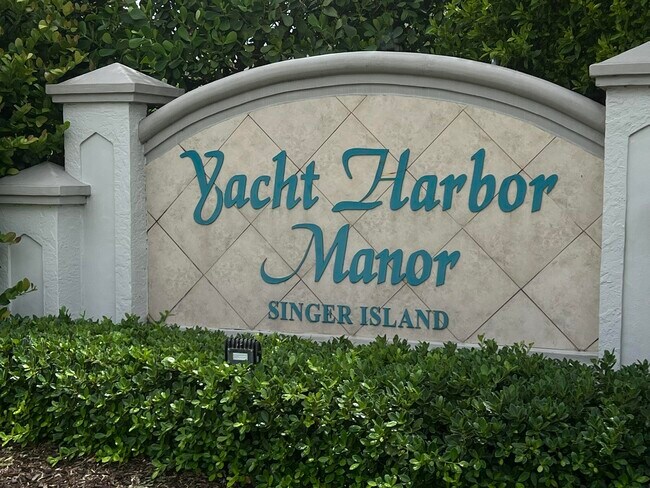 1260 Manor Dr
