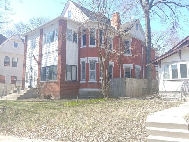 Photo - 1618 Thomas Pl N