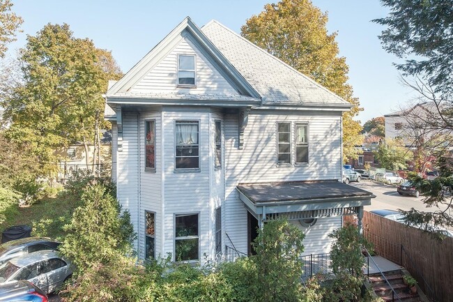 Building Photo - 17 Burroughs St Unit 3