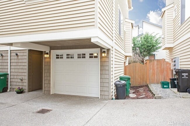 Building Photo - Gorgeous North Seattle Townhome
