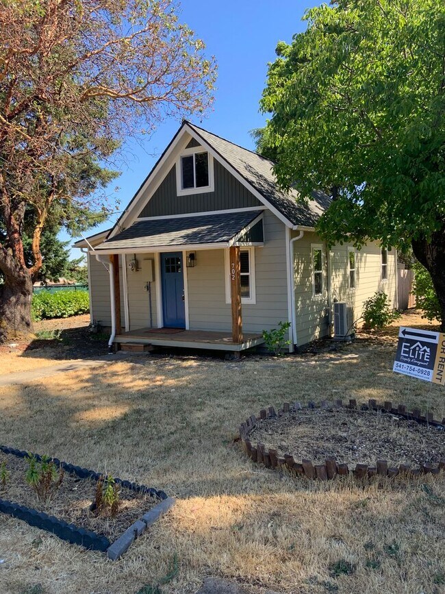 Building Photo - Available Now: 3 bedroom ~ 1 bath one leve...