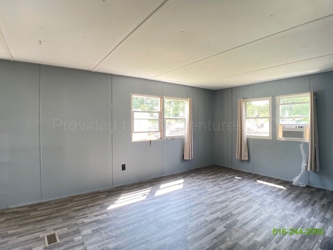 Building Photo - Darling 2 Bedroom Mobile Home Available!!