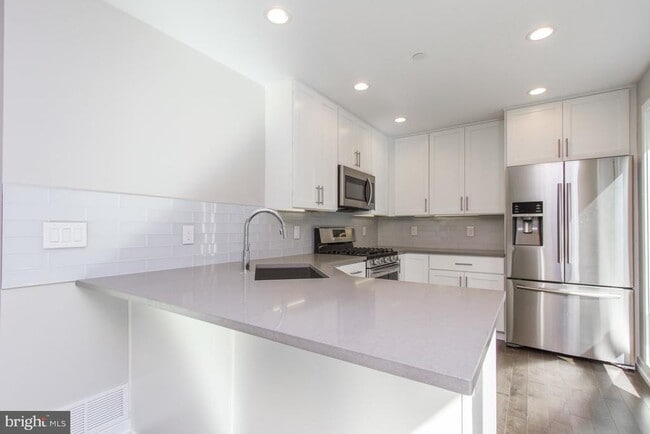 Building Photo - 720 S Sartain St Unit 2