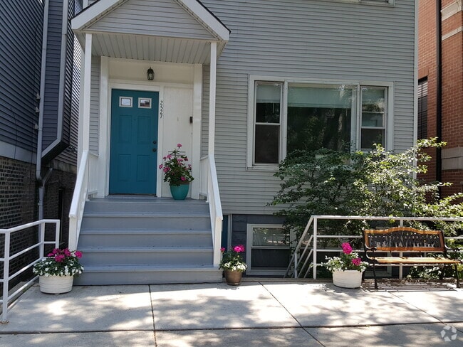 Building Photo - 2527 N Marshfield Ave Unit 1st floor apt