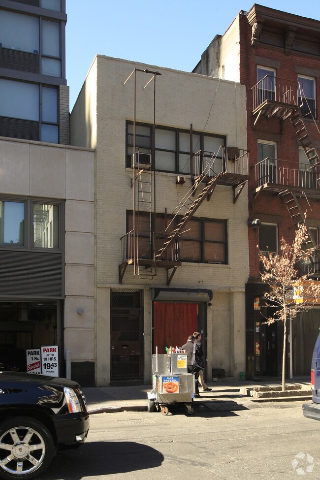 Photo - 354 W 37th St