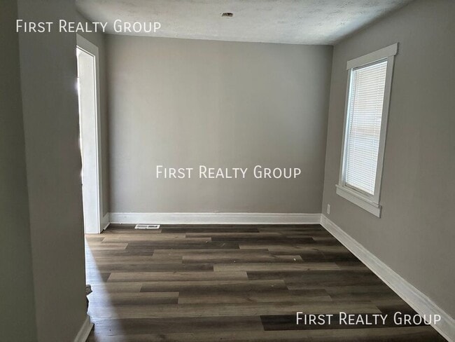 Photo - 1671 Gummer Ave