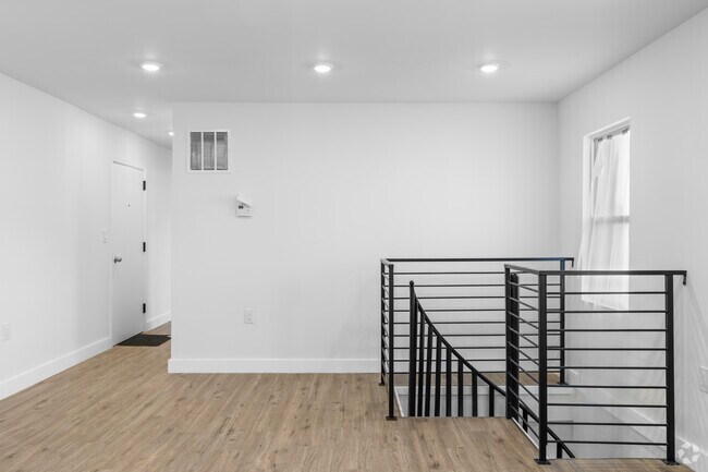5BR, 2BA - 1,500SF - Stairs
