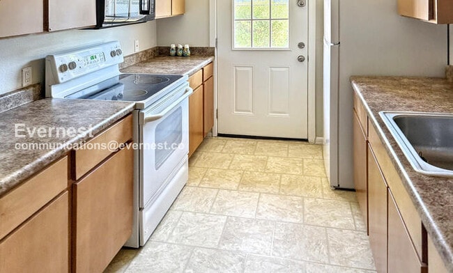 Photo - 825 E 5th St Unit B