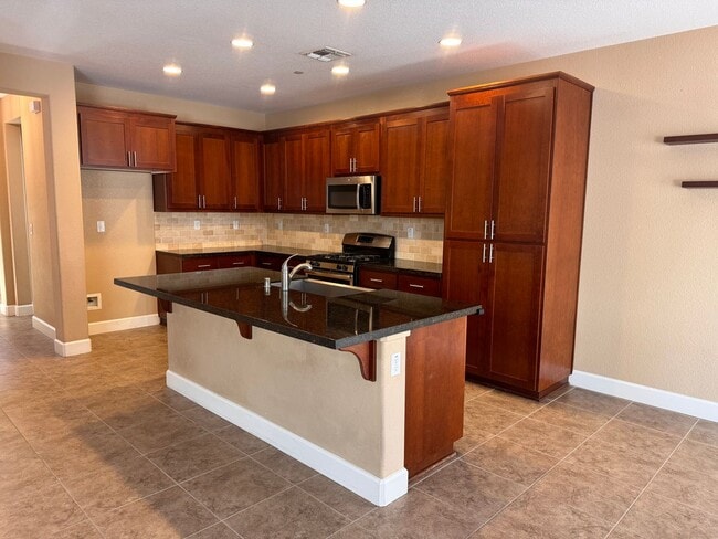 Photo - Lovely 3/2.5 in perfect location!