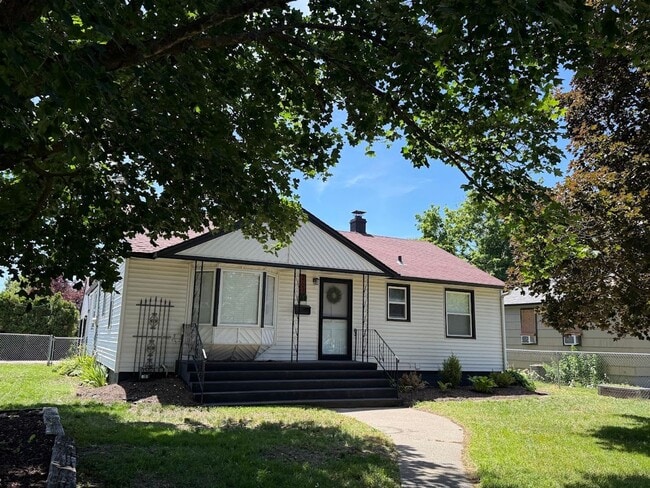 Building Photo - Audubon-Downriver Neighborhood 4 bedroom, 1 bath corner lot with large, fenced yard