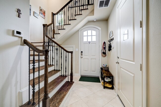 8932 Lakeshore Bend Dr