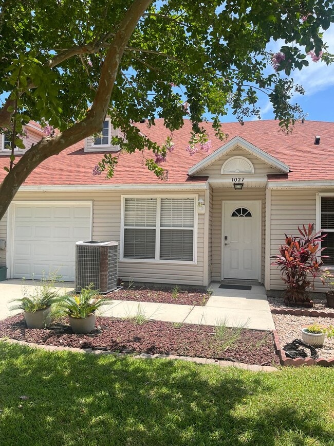 Building Photo - 3 bed 2 bath Townhome