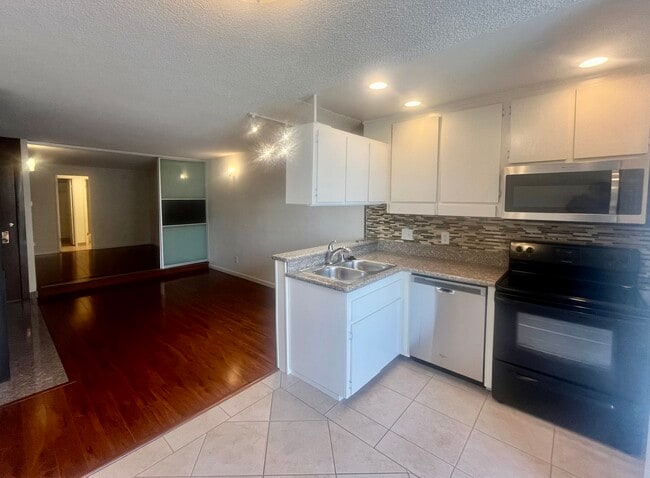 Photo - 659 S Cloverdale Ave