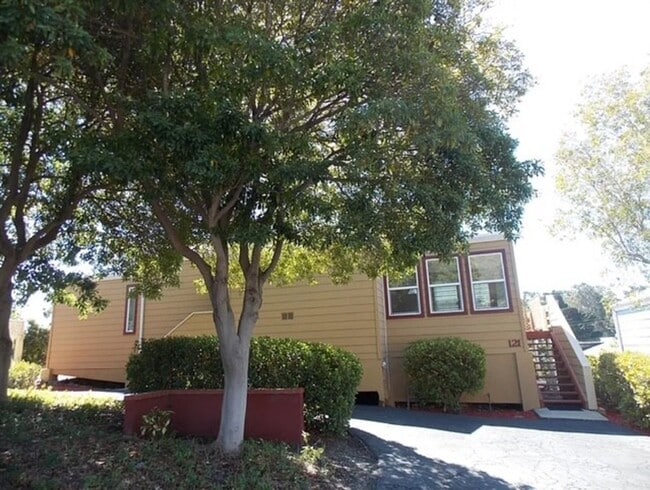 Building Photo - Charming 2 Bedroom Single Level Condo