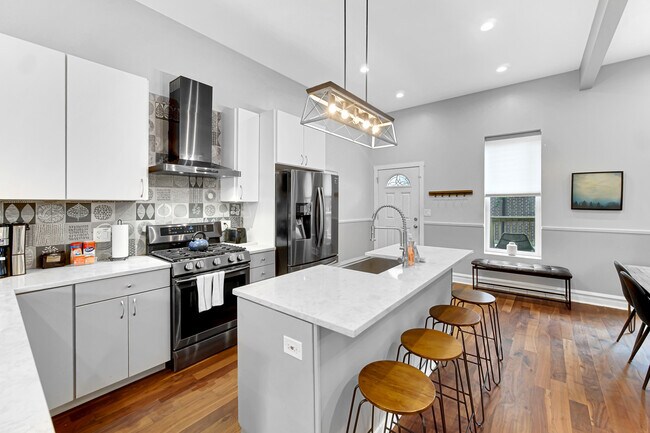 Photo - 2123 W Adams St