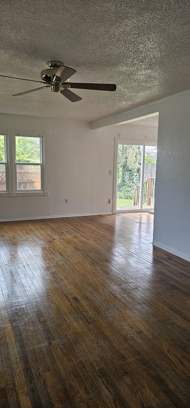 Building Photo - 1426 Thayer Dr Rental