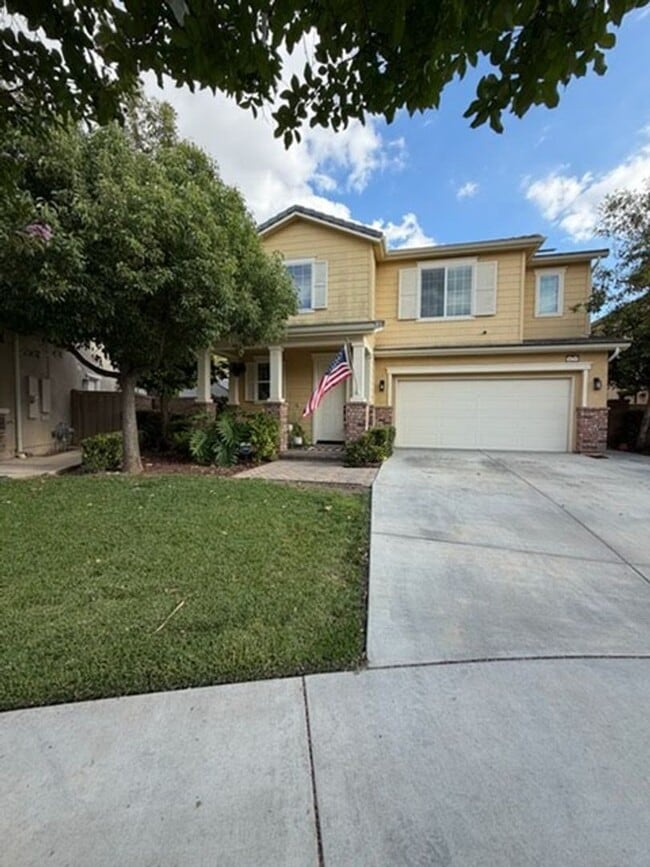 Building Photo - Spacious 4 Bedroom Home with Outdoor Entertaining Space
