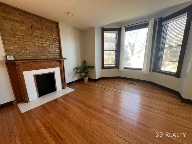 Building Photo - 919 Pleasant St Unit 1F