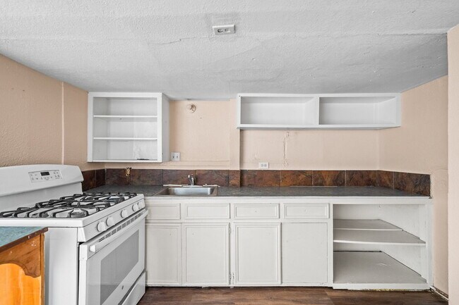 Photo - Cozy 1 Bedroom Apartment w/ Storage Space, Minutes from TTU & Downtown LBK Unit C