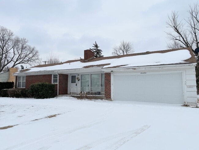 Building Photo - Spacious 2 bedroom home