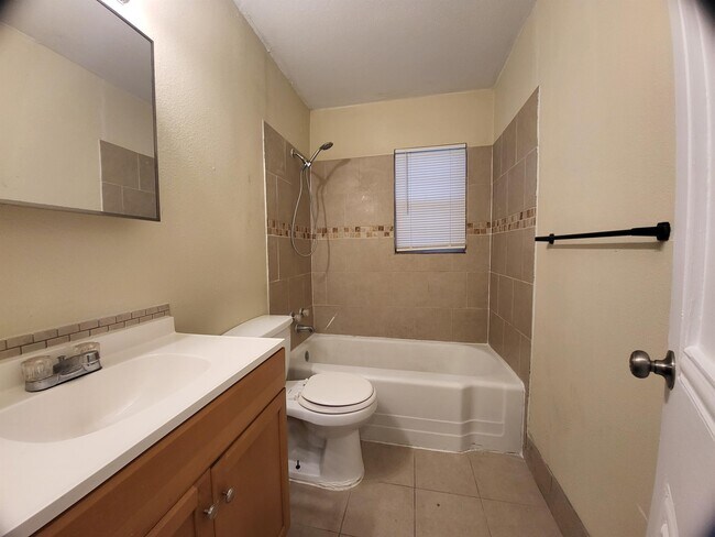 Photo - 1915 Poage Ave