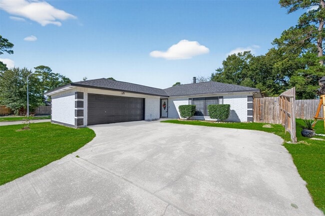 Building Photo - 8203 Huntermoor Cir