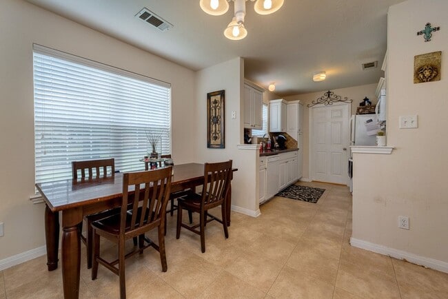 Building Photo - AUGUST PRE-LEASE!  Beautiful 3 Bed, 3.5 Ba...