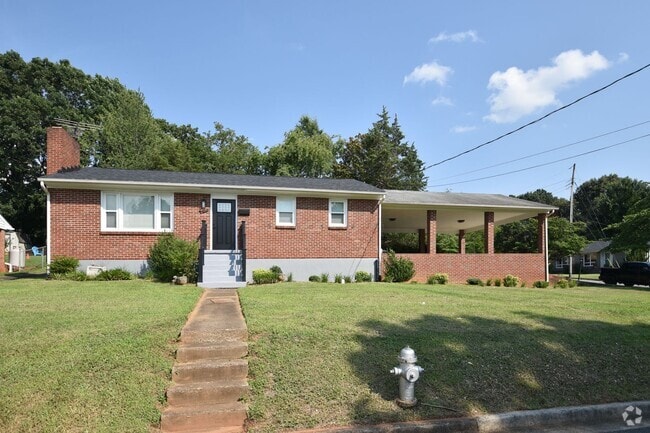 Building Photo - 5 Bedroom || 2 Bathroom - Single Family Ho... Rental