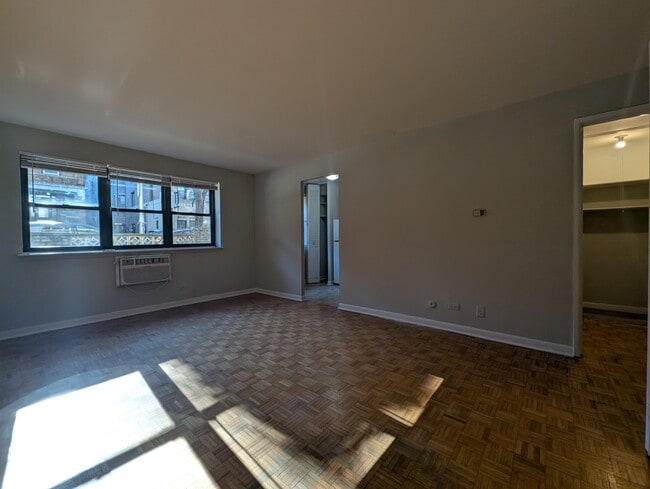 Photo - 502 W Briar Pl