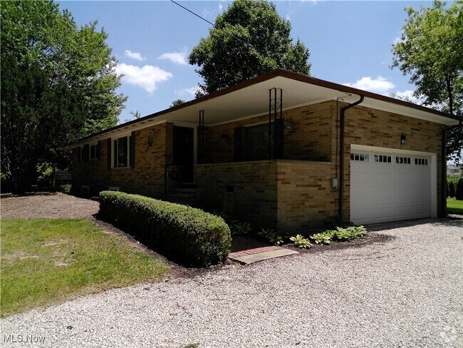 Building Photo - 5192 Center Rd Rental