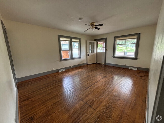 Building Photo - 1008 W 3rd St Rental