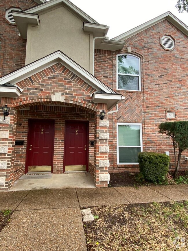 Building Photo - Quiet 2 bedroom townhome close to Downtown...